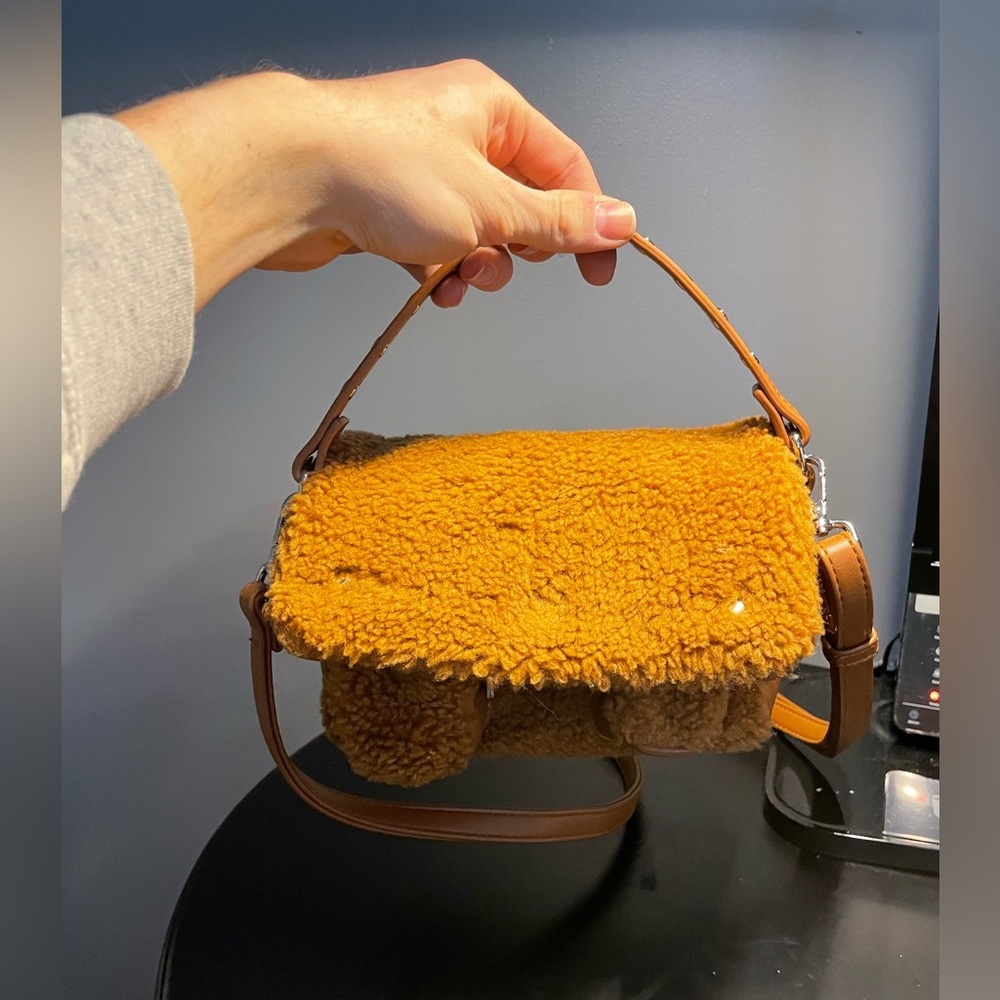 NÚNOO Crossbody Sherpa Bag